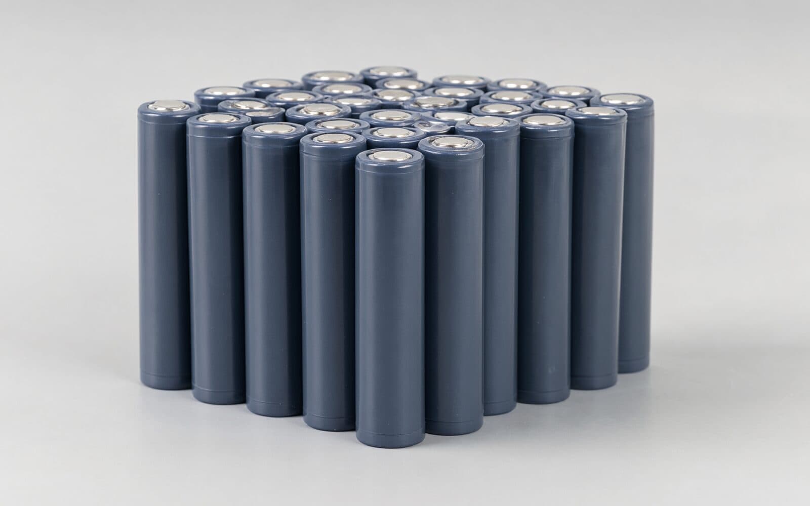 Rows of cylindrical lithium battery cells